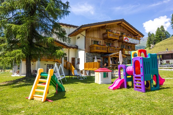 Foto Außenansicht Hotel Punta Zerbion