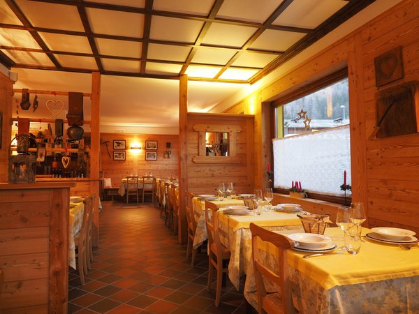 The restaurant Gressoney-Saint-Jean (Monte Rosa) Alpenrose Ski&Bike Mountain Hotel