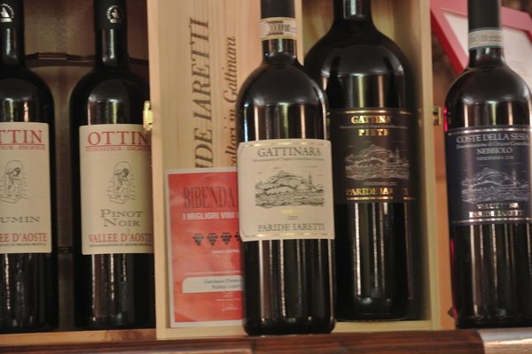 La cantina dei vini Gressoney-Saint-Jean (Monte Rosa) Alpenrose Ski&Bike Mountain Hotel