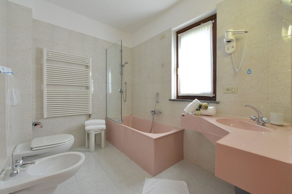 Foto del bagno Hotel La Rocca Sport & Benessere