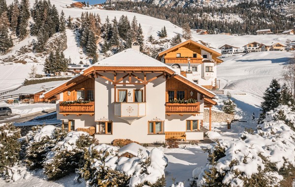 Foto Außenansicht Ferienwohnungen Arjentel Lodge