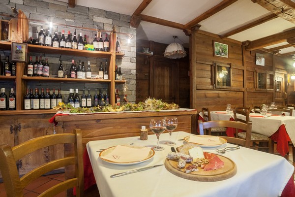 The restaurant Rhêmes-Notre-Dame (Gran Paradiso) Boule de Neige