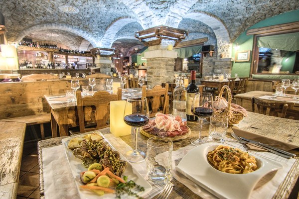 Il ristorante La Thuile (Monte Bianco) Ristorante Taverna Coppapan - Pizzeria Le Dahu