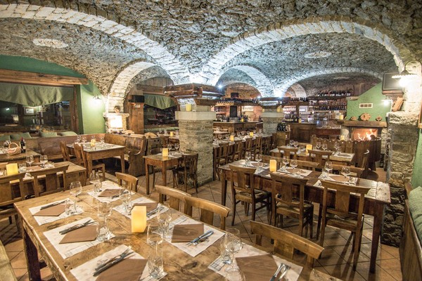 The restaurant La Thuile (Monte Bianco) Restaurant Taverna Coppapan - Pizzeria Le Dahu