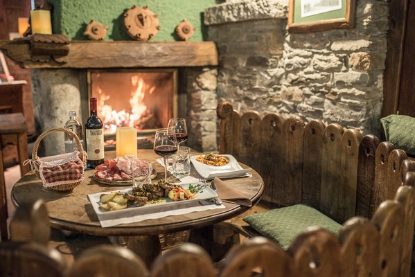 Il ristorante La Thuile (Monte Bianco) Ristorante Taverna Coppapan - Pizzeria Le Dahu