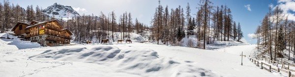 Foto Außenansicht Bauernhof mit Restaurant La Péra Doussa