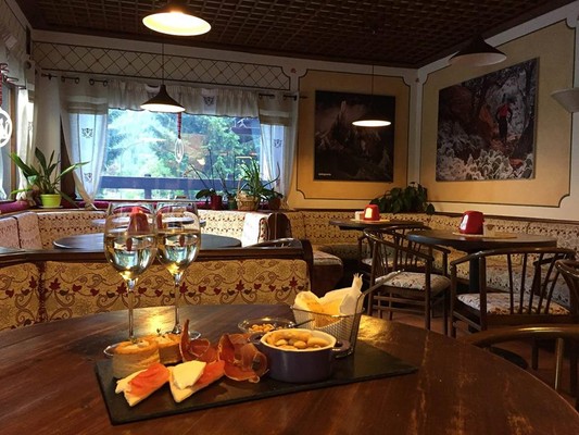 The restaurant Gressoney-Saint-Jean (Monte Rosa) Café des Guides
