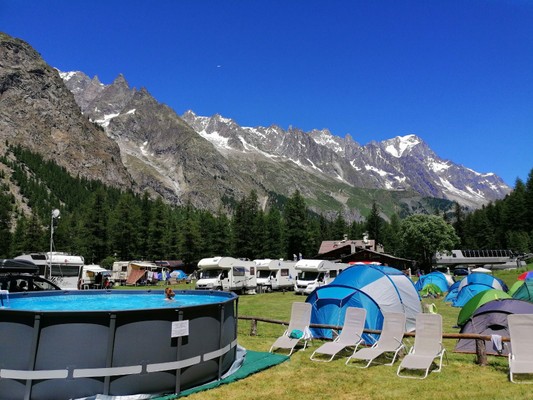 Foto della piscina all'aperto