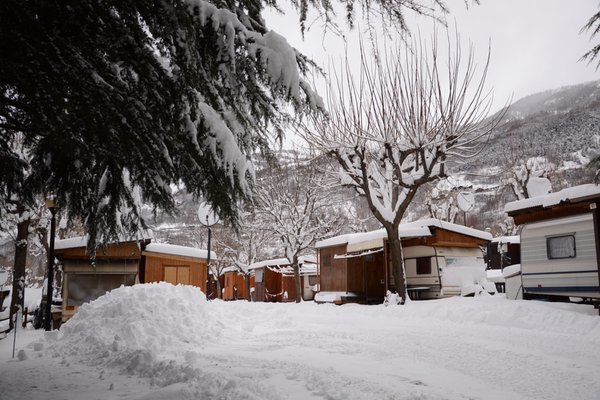 Foto Außenansicht im Winter International Camping Mont Blanc