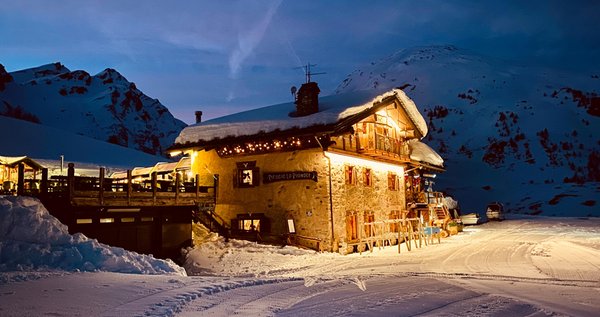 Foto invernale di presentazione Rifugio Lo Riondet