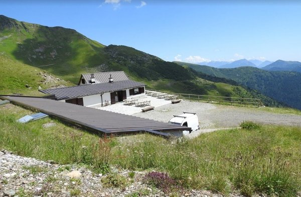Sommer Präsentationsbild Berghütte mit Zimmern Chiadinas