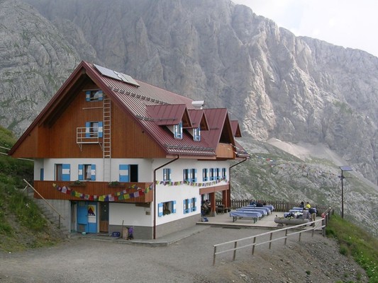 Foto esterno Rifugio con camere Giovanni e Olinto Marinelli