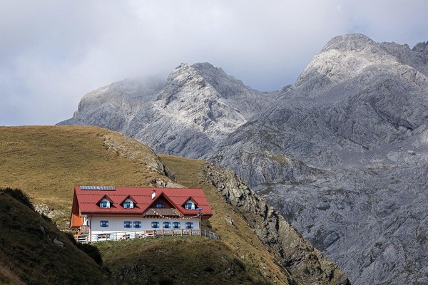 Foto esterno Rifugio con camere Giovanni e Olinto Marinelli