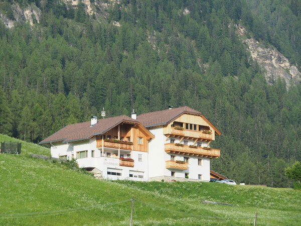 Foto esterno in estate Appartamenti Miribunghof