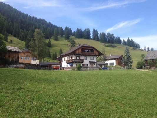 Foto Außenansicht Ferienwohnungen auf dem Bauernhof Ciasa Pescol