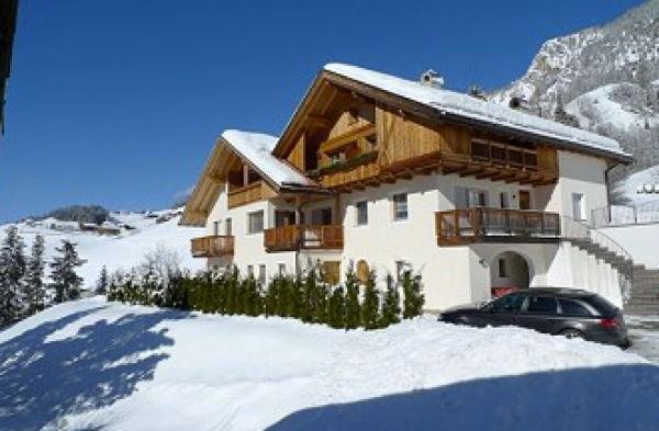 Foto Außenansicht Ferienwohnungen Ciasa Miriò