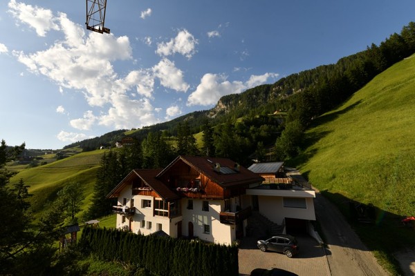 Foto Außenansicht Ferienwohnungen Ciasa Miriò