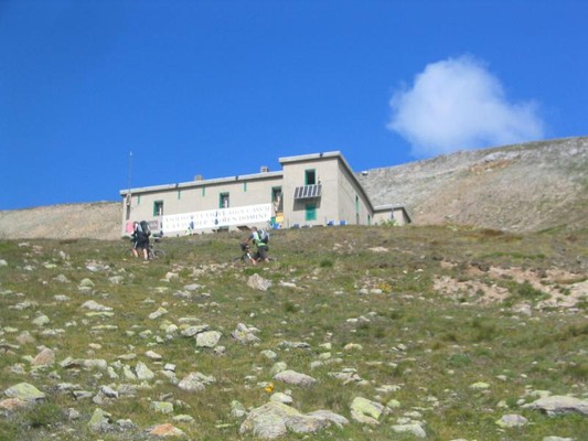 Foto Außenansicht Berghütte mit Zimmern Passo di Cassana