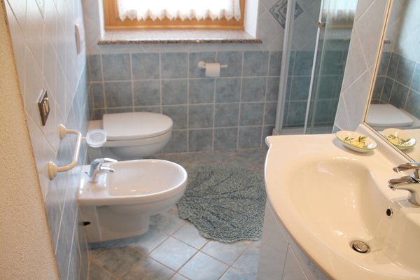 Foto del bagno Appartamenti Borgate tra le Malghe - Silvio Marmolada