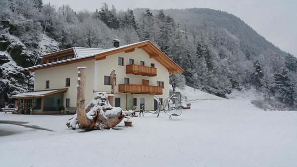 Foto esterno Pensione + Appartamenti in agriturismo Moarlhof