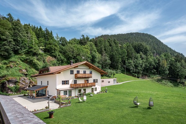 Foto esterno Pensione + Appartamenti in agriturismo Moarlhof