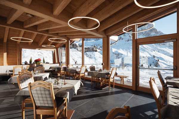 The restaurant Passo Rolle (San Martino di Castrozza) Vezzana