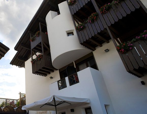 Foto esterno in estate Castel Pietra