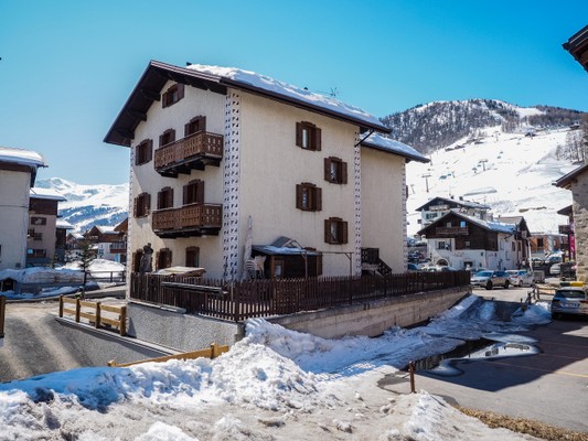 Foto Außenansicht Ferienwohnungen Chalet Mokino