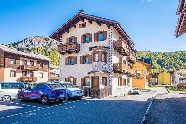 Foto Außenansicht Ferienwohnungen Chalet Mokino