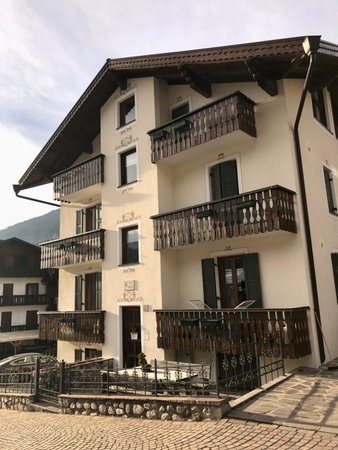 Foto estiva di presentazione Gubert Anna Maria - Appartamenti 2 genziane