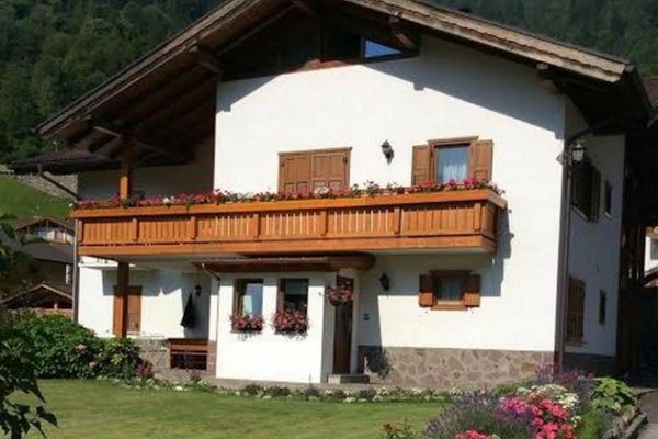 Foto estiva di presentazione Casa Partel - Appartamento 4 genziane
