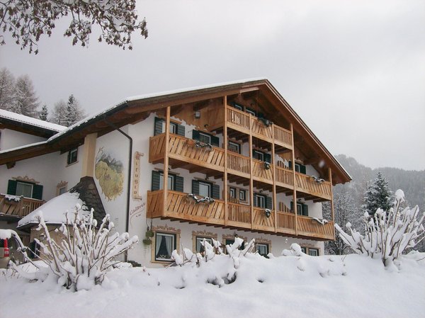 Winter Präsentationsbild Berghütte mit Zimmern Caltena Baita di Charme