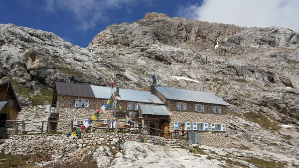 Sommer Präsentationsbild Berghütte mit Zimmern Volpi al Mulaz