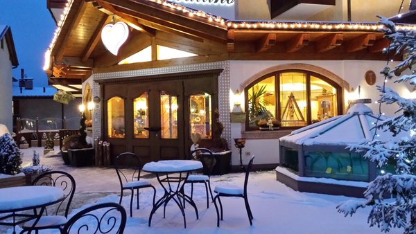 Foto esterno in inverno Cavallino Lovely Hotel