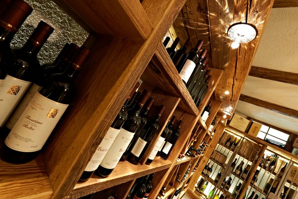 La cantina dei vini Andalo Cavallino Lovely Hotel