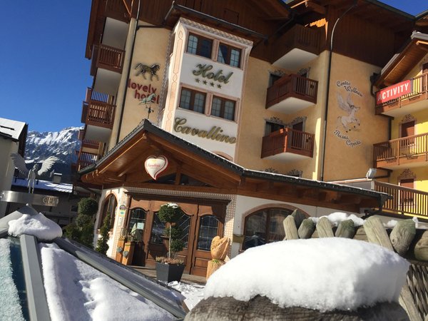 Foto esterno in inverno Cavallino Lovely Hotel