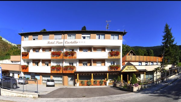 Photo exteriors in summer Pian Castello