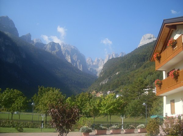 Foto esterno in estate Lago Alpino