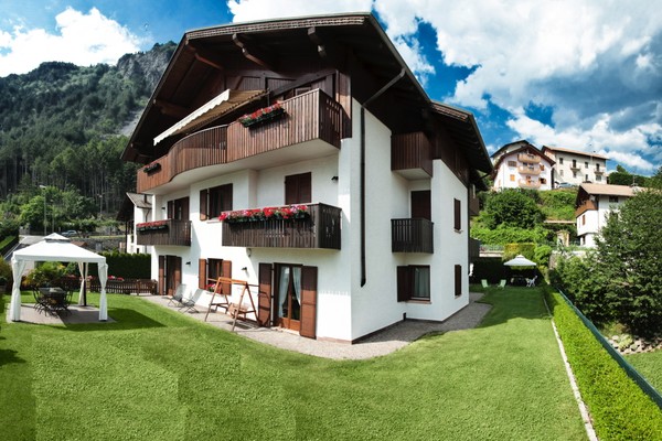 Foto Außenansicht Ferienwohnungen Villa Giardino Lake
