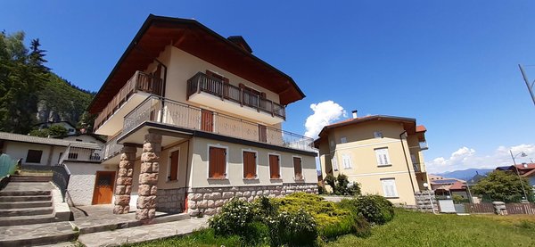 Foto esterno in estate Casa Adamello