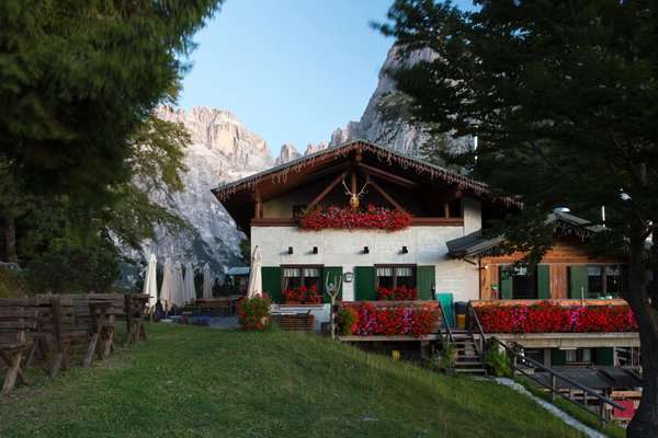 Sommer Präsentationsbild Berghütte mit Zimmern La Montanara