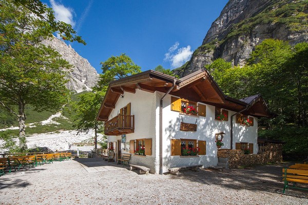 Photo exteriors Mountain hut Croz dell'Altissimo