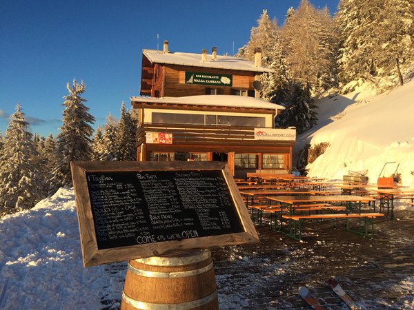 Foto esterno in inverno Malga Zambana
