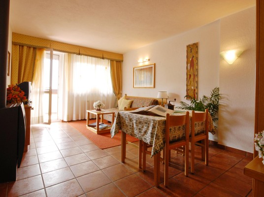 La zona giorno La Roche Hotel Appartements