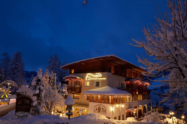 Foto Außenansicht im Winter Dolomit Boutique Hotel