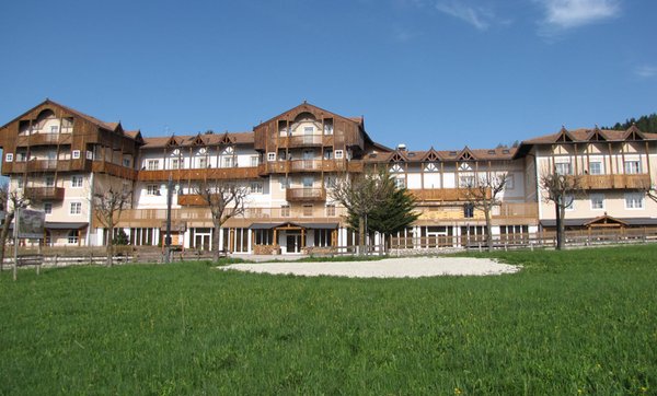 Foto Außenansicht im Sommer Alpen Hotel Eghel