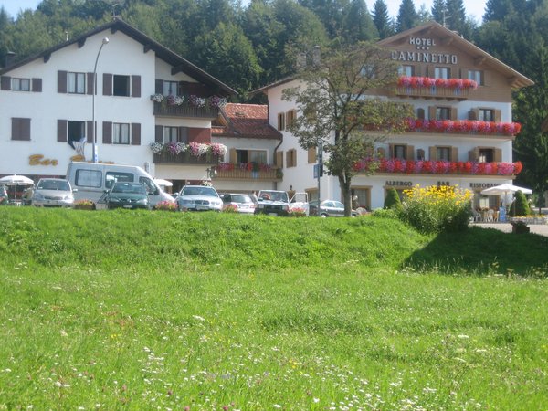 Foto esterno in estate Caminetto Mountain Resort