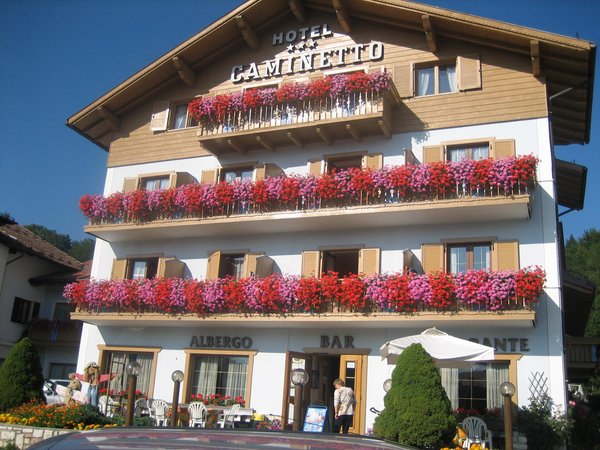 Foto esterno in estate Caminetto Mountain Resort