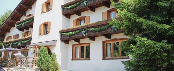 Foto Außenansicht Hotel Lares