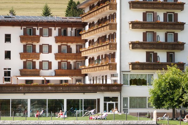 Foto Außenansicht im Sommer Grand Hotel Biancaneve